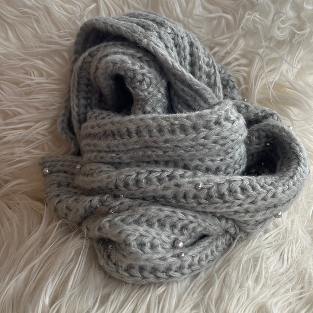 Women’s gray knitted scarf with pearls